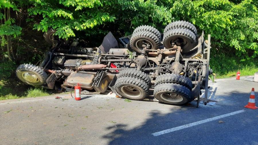 Na Vsetínsku se převrátil kamion, nehoda zablokovala hlavní tah na Slovensko